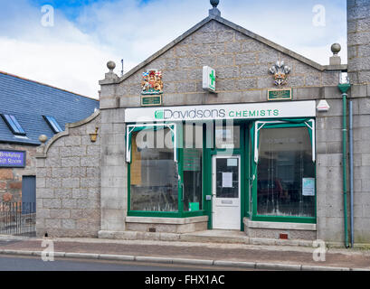 BALLATER ABERDEENSHIRE DEE INONDATION PHARMACIE VIDE AVEC ROYAL WARRANTS AU MUR DE SÉCHER L'INTÉRIEUR Banque D'Images