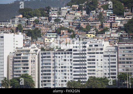 Immeuble sur la plage de Leme contrairement à la favela de Morro hat flexible à la bas Banque D'Images