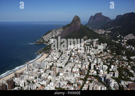 Praia do Leblon com Morro Dois Irmãos e Pedra da Gávea ao fundo Banque D'Images