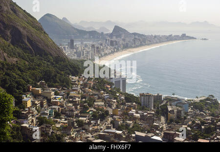 Vista de Cima da Favela Vidigal n com Praia de Ipanema e Leblon ao fundo Banque D'Images