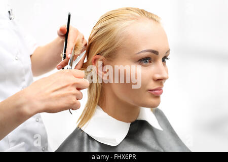 Coiffure Coupe de cheveux femme dans un salon de coiffure. Coupe de cheveux. Coiffure. La femme à la coiffure Banque D'Images