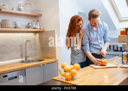 Couple heureux Faire des jus organique dans la cuisine Banque D'Images