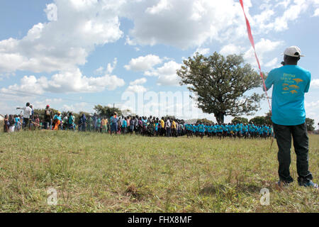 Les enfants prenant part à une communauté parrainé Nike run dans le nord de l'Ouganda Banque D'Images