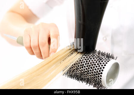 Peigner les cheveux brosse de séchage. La femme à la coiffure, modèles coiffure cheveux sur une brosse ronde. Coiffure cheveux secs Banque D'Images