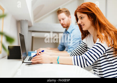 Mari et femme travaillent à la maison sur ordinateur portable Banque D'Images