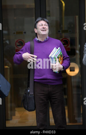 Alan Titchmarsh avec son livre (crédit image © Jack Ludlam) Banque D'Images