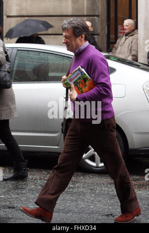 Alan Titchmarsh avec son livre (crédit image © Jack Ludlam) Banque D'Images