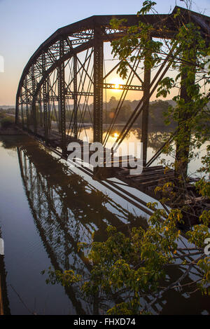 Vieux pont métallique sur la rivière l'Madeira-Mamore Jacy Banque D'Images