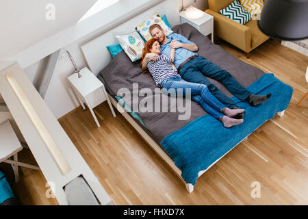 Beau couple lying on bed et de repos pendant la journée Banque D'Images