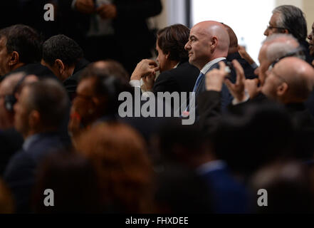 Zurich, Suisse. Feb 26, 2016. Swiss Gianni Infantino (C, candidat pour le président de la FIFA, attend les résultats du premier vote de l'élection d'un nouveau président de la FIFA, au cours de l'Extraordinaire Congrès de la FIFA 2016 tenue à l'Hallenstadion à Zurich, Suisse, 26 février 2016. L'Extraordinaire Congrès de la FIFA a lieu afin de voter sur les propositions de modifications à la lois de la FIFA et choisissez le nouveau président de la FIFA. Photo : Patrick Seeger/dpa/Alamy Live News Banque D'Images