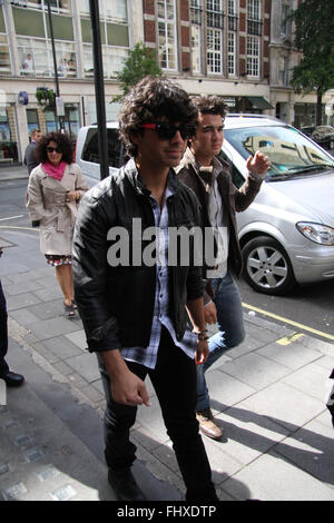 Jonas Brothers arrivant à BBC (crédit image © Jack Ludlam) Banque D'Images