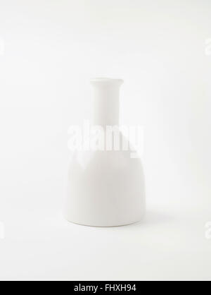 Vase en céramique blanche sur fond blanc Banque D'Images