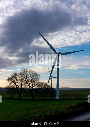 Éoliennes silhouetté contre un ciel d'hiver près de Brassington in Derbyshire Dales England UK Banque D'Images