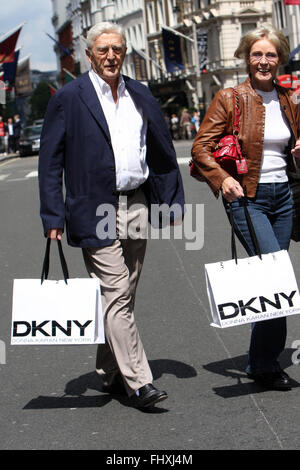 Michael Parkinson et épouse Mary Shopping In Bond St London 4 photos (crédit image © Jack Ludlam) Banque D'Images