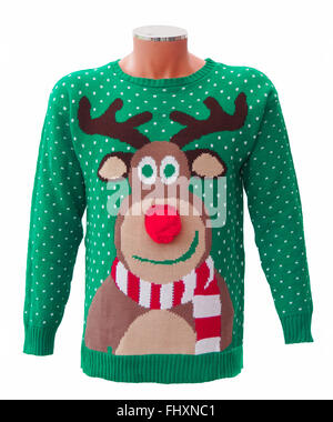 Noël des adultes en tricot vert, avec cavalier Rudolph the Red Nosed Reindeer et flocons, isolé sur un fond blanc. Banque D'Images