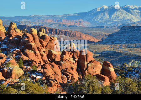 Fournaise ardente, de sel et la vallée de Montagnes La Sal vu de négliger dans Arches National Park près de Moab, Utah Banque D'Images