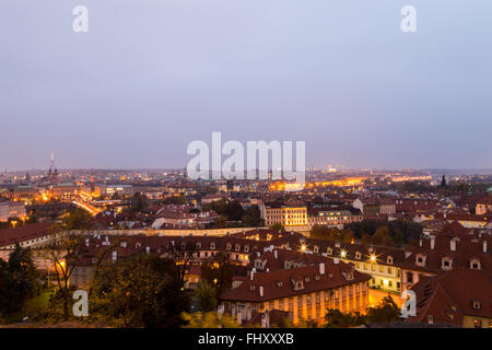 Soleil se couche et la nuit commence à Prague en une journée d'automne Banque D'Images