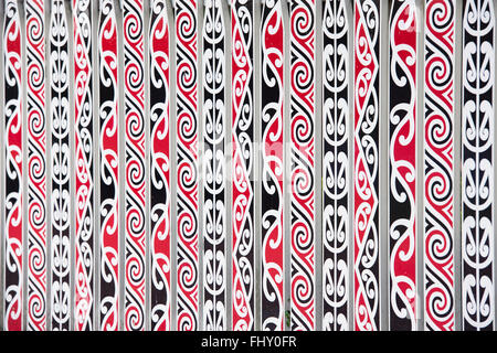 Les Maoris peint des décorations sur la clôture à Rotorua, Nouvelle-Zélande Banque D'Images