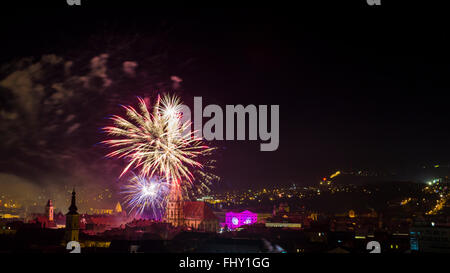 Cluj Napoca, Roumanie - 1 janvier 2016 : New Year's Eve fireworks show à Cluj Napoca, Roumanie Banque D'Images