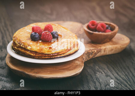 Crêpes aux fruits rouges sur la table en bois Banque D'Images