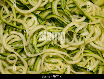 Couper les courgettes en spirale Banque D'Images