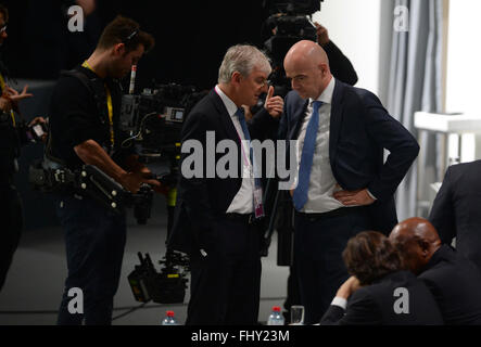 Zurich, Suisse. Feb 26, 2016. Swiss Gianni Infantino (R), candidat pour le président de la FIFA, attend que les bulletins de vote doivent être comptés au cours du deuxième tour de scrutin à l'Extraordinaire Congrès de la FIFA 2016 au Hallenstadion à Zurich, Suisse, 26 février 2016. L'Extraordinaire Congrès de la FIFA a lieu afin de voter sur les propositions de modifications à la lois de la FIFA et choisissez le nouveau président de la FIFA. Photo : Patrick Seeger/dpa/Alamy Live News Banque D'Images