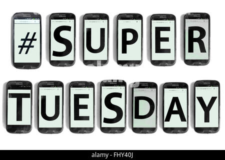 # SuperTuesday écrit sur les écrans de smartphones photographié sur un fond blanc. Banque D'Images