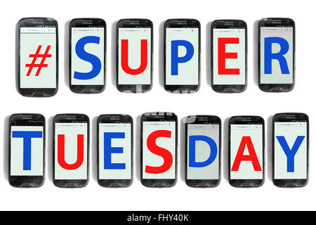 # SuperTuesday écrit sur les écrans de smartphones photographié sur un fond blanc. Banque D'Images