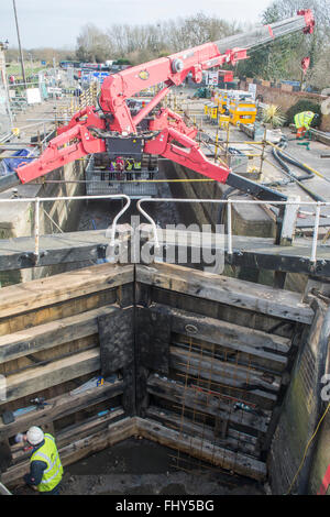 Canal & River Trust Effectuer des travaux de remplacement des portes à l'écluse 50 Mountsorrel Lock sur la rivière Soar dans le Leicestershire, Angleterre Banque D'Images