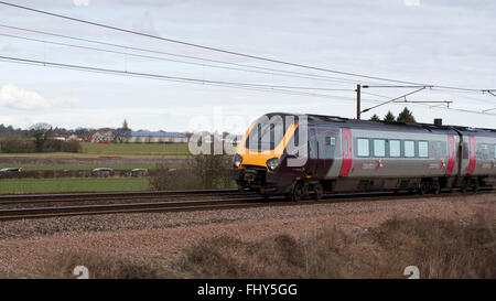 Cross Country train circulant au sud, près de Appleton Roebuck, North Yorkshire, England, UK Banque D'Images