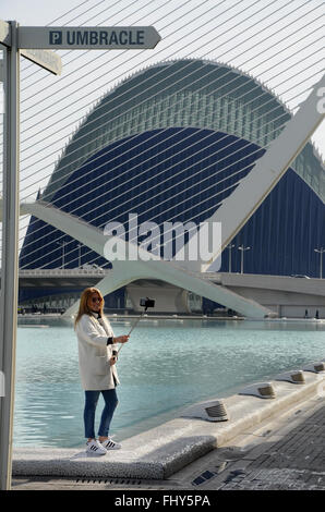 En tenant à selfies Ciudad de las Artes y las Ciencias, Valencia, Espagne Banque D'Images