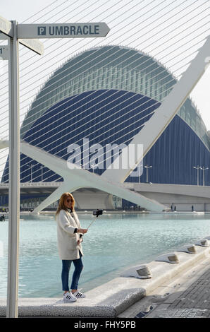 En tenant à selfies Ciudad de las Artes y las Ciencias, Valencia, Espagne Banque D'Images