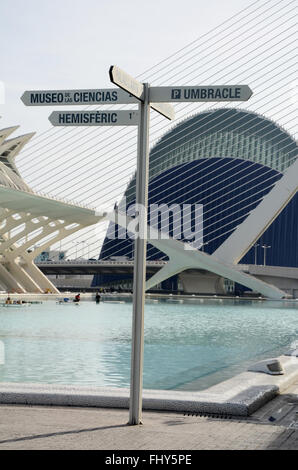 Panneau routier à Ciudad de las Artes y las Ciencias, Valencia, Espagne Banque D'Images