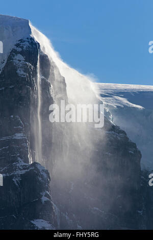 La neige soufflant sur les corniches au Mont Kitchener, Jasper National Park, Alberta, Canada Banque D'Images