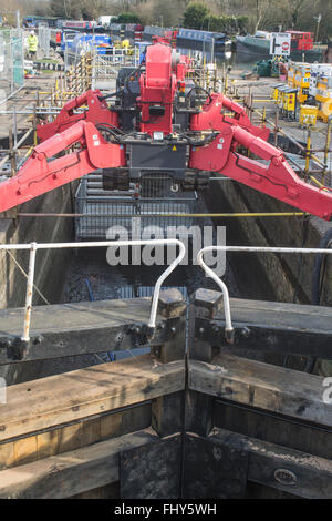 Canal & River Trust Effectuer des travaux de remplacement des portes à l'écluse 50 Mountsorrel Lock sur la rivière Soar dans le Leicestershire, Angleterre Banque D'Images