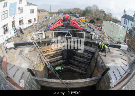 Image fisheye de Canal & River Trust l'exécution de travaux de remplacement des portes à l'écluse 50 Mountsorrel Lock sur la rivière Soar, Angleterre Banque D'Images