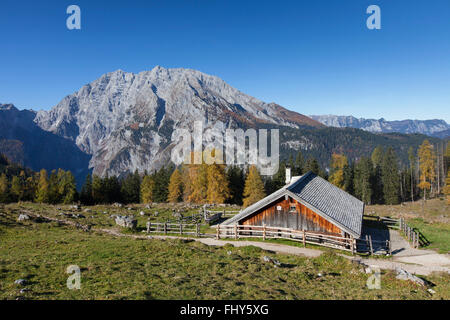 Le mont Watzmann et cabane en bois à Priesbergalm dans le parc national de Berchtesgaden, en Bavière, Allemagne Banque D'Images