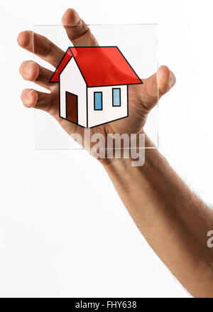 Petite maison symbole sur morceau de verre en forme de carrés qui s'est tenue à une seule main sur fond blanc isolé Banque D'Images