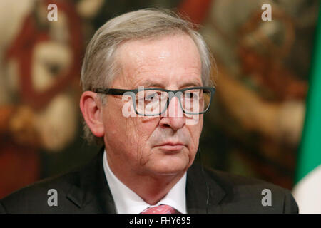 Jean-Claude Junker jurer en raison de la haute température à l'intérieur de l'hall Galeons Rome 26 février 2016. Le Premier ministre italien rencontre le président de la Commission de l'UE. Samantha Zucchi Insidefoto Photo Banque D'Images