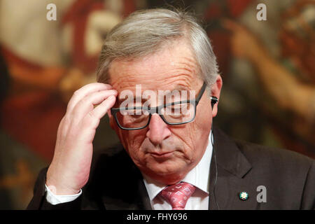 Jean-Claude Junker jurer en raison de la haute température à l'intérieur de l'hall Galeons Rome 26 février 2016. Le Premier ministre italien rencontre le président de la Commission de l'UE. Samantha Zucchi Insidefoto Photo Banque D'Images