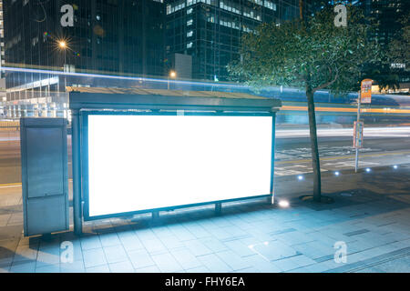 Un grand vide blank billboard pendant la nuit Banque D'Images