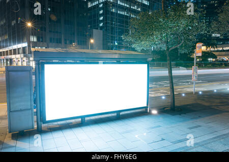 Un grand vide blank billboard pendant la nuit Banque D'Images