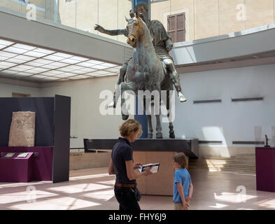 Les touristes en face de la statue de Marc Aurèle cheval dans le musée du Capitole à Rome. Banque D'Images