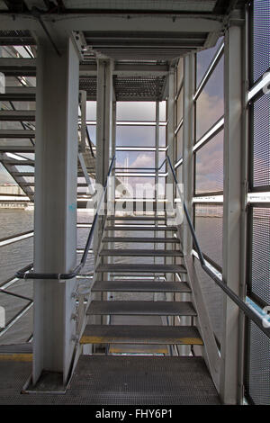 Exemple d'un métal et d'acier construit un escalier de secours avec capacité de voir à travers les murs extérieurs sur les décors à l'extérieur Banque D'Images