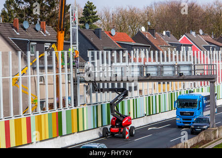 Les travaux de construction sur un mur antibruit le long de l'autoroute A40, à Essen, Allemagne, maisons sont directement sur la voie d'autoroute Banque D'Images