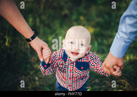 La mère du père et fils holding hand Banque D'Images