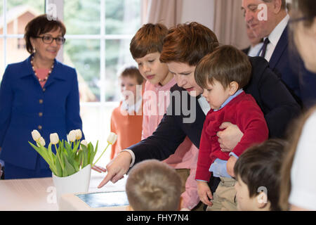 Jozefow, Pologne. 26 Février, 2016. Le Premier ministre polonais Beata Szydlo visité de grandes familles et discuté le programme 500 + le 26 février 2016 à Jozefow, Pologne. Credit : MW/Alamy Live News Banque D'Images