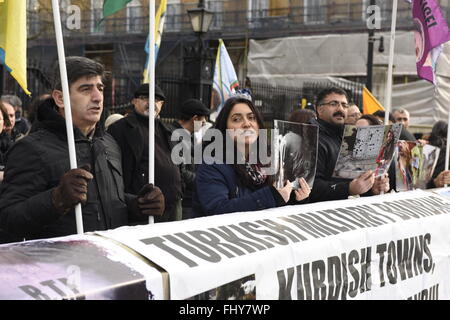 Placard : 'bombardements militaires turcs des villes kurdes. Peuple kurde qui protestaient devant le Downing Street, London, UK. Banque D'Images