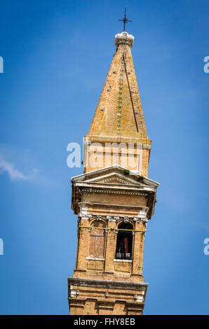 Se penchant clocher (campanile) Église de San Martino, Burano, Veneto, Italie Banque D'Images