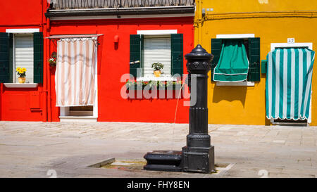 Maisons colorées et fontaine, Burano, Veneto, Italie Banque D'Images